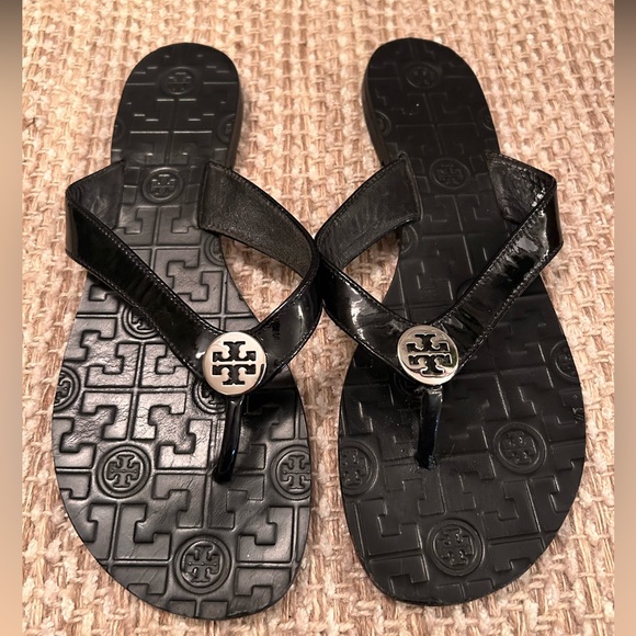 Tory Burch Thora Sandals Women's 9M Black Silver Patent Leather Thong Flip Flop - Picture 1 of 6
